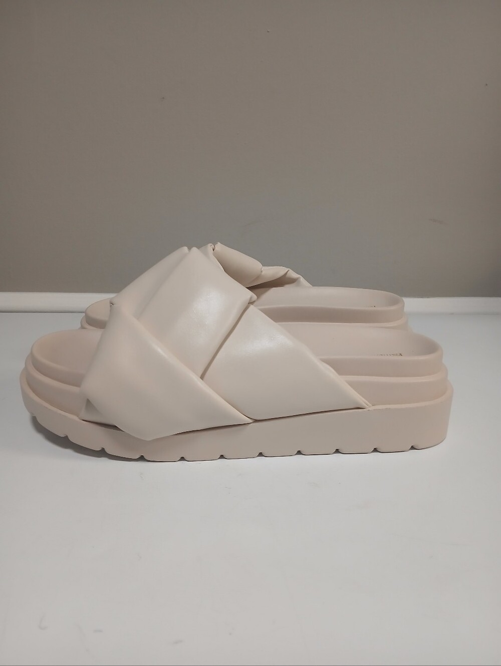 Cream Faux Leather Puffer Sandals Slides 10 NWOT